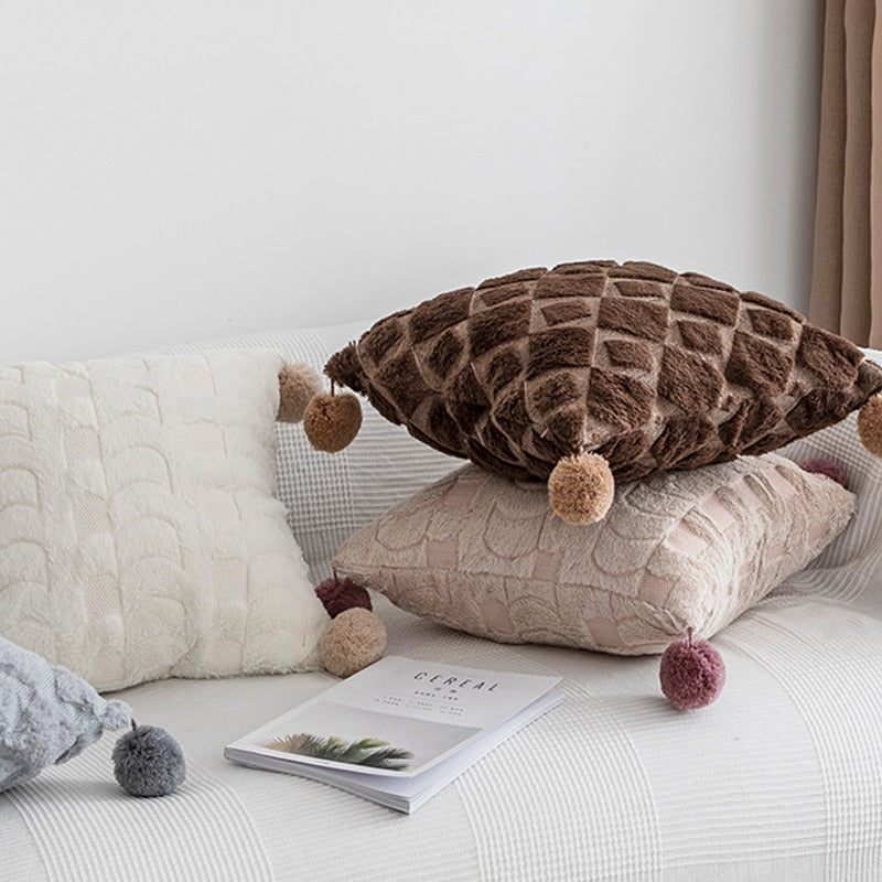 Samtkissen mit Stickerei und Quasten – Bild 2 | LuxeStyle