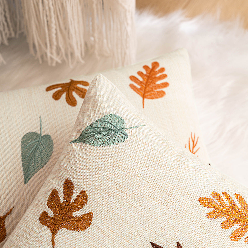 Kissenhülle bestickt mit Herbstlaub und Kürbis – Bild 1 | LuxeStyle