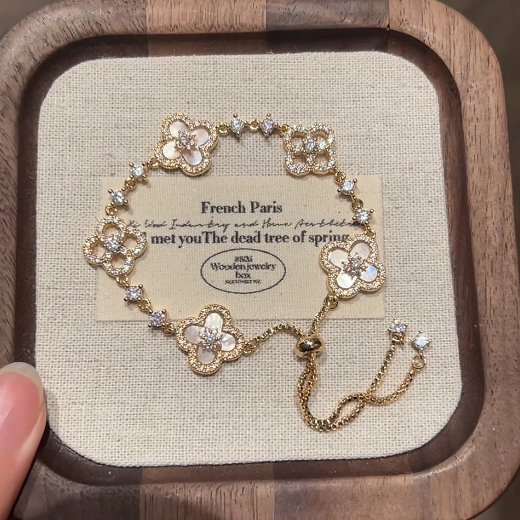 Goldplattiertes Zirkonia-Ovalarmband mit Schmuck