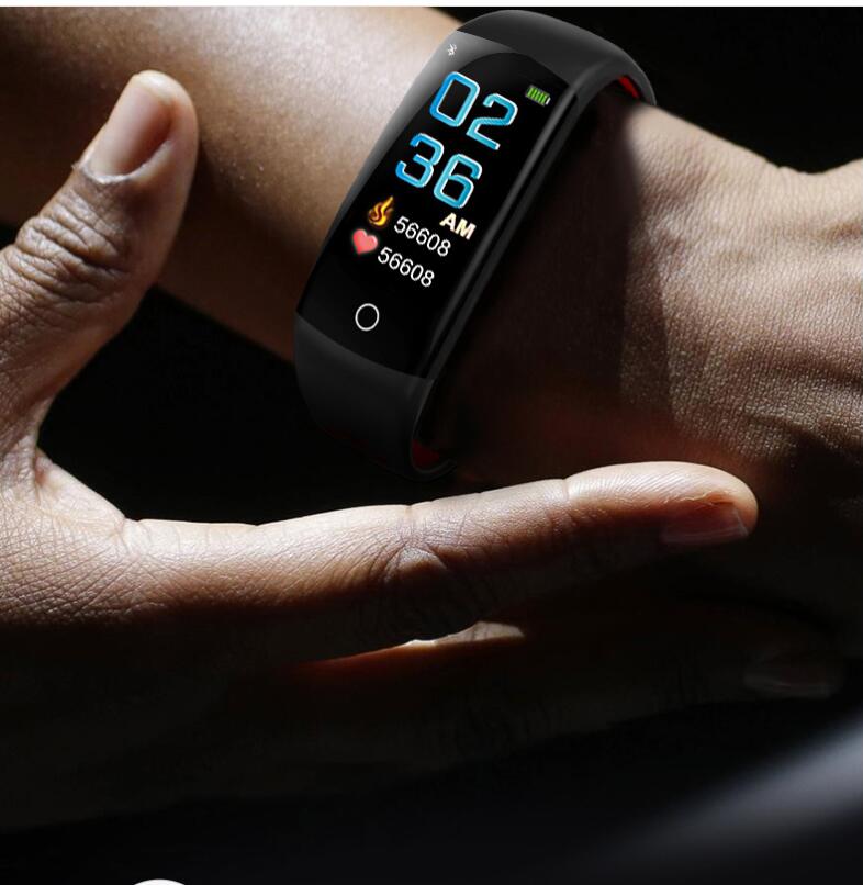 Q6S Smartwatch mit Farbdisplay | LuxeStyle
