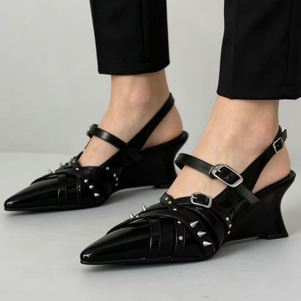 Rückenriemen-Spitzschuh mit Bügel