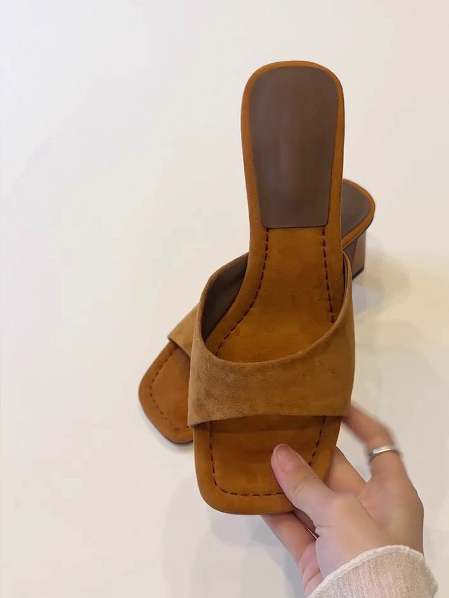 Elegante Nubuk-Sandalen mit Blockabsatz