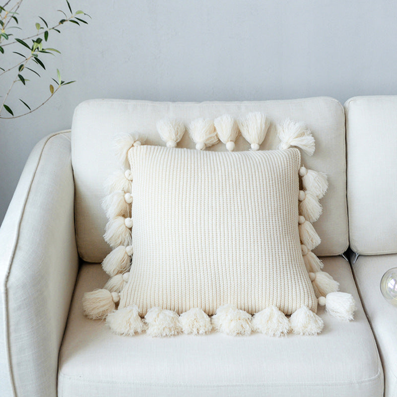 Nordisches Kissen mit Wollbommel – Bild 6 | LuxeStyle