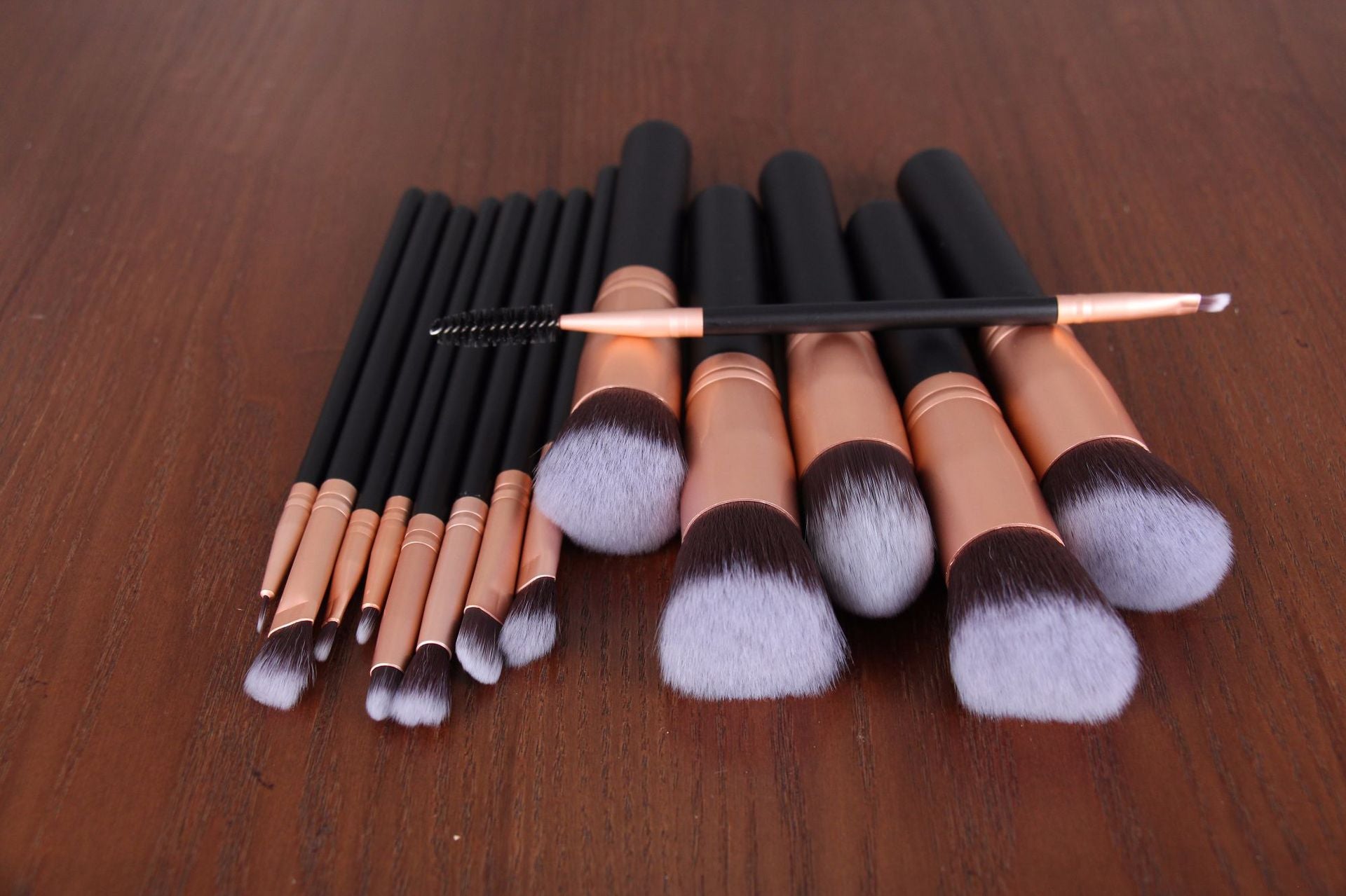 14-teiliges Make-up Pinselset mit Holzgriff
