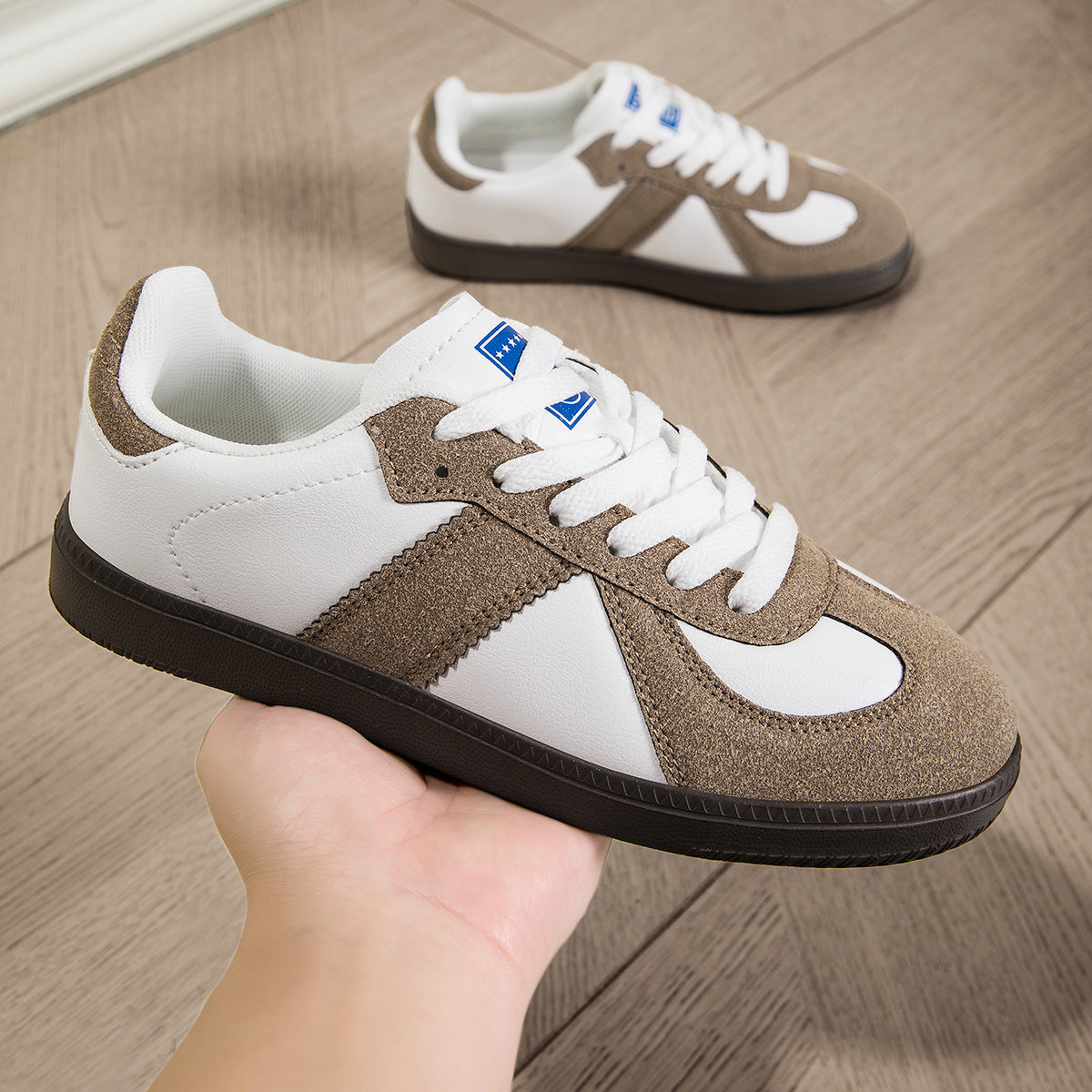 Sneaker mit Leoparden-Print und Schnürung