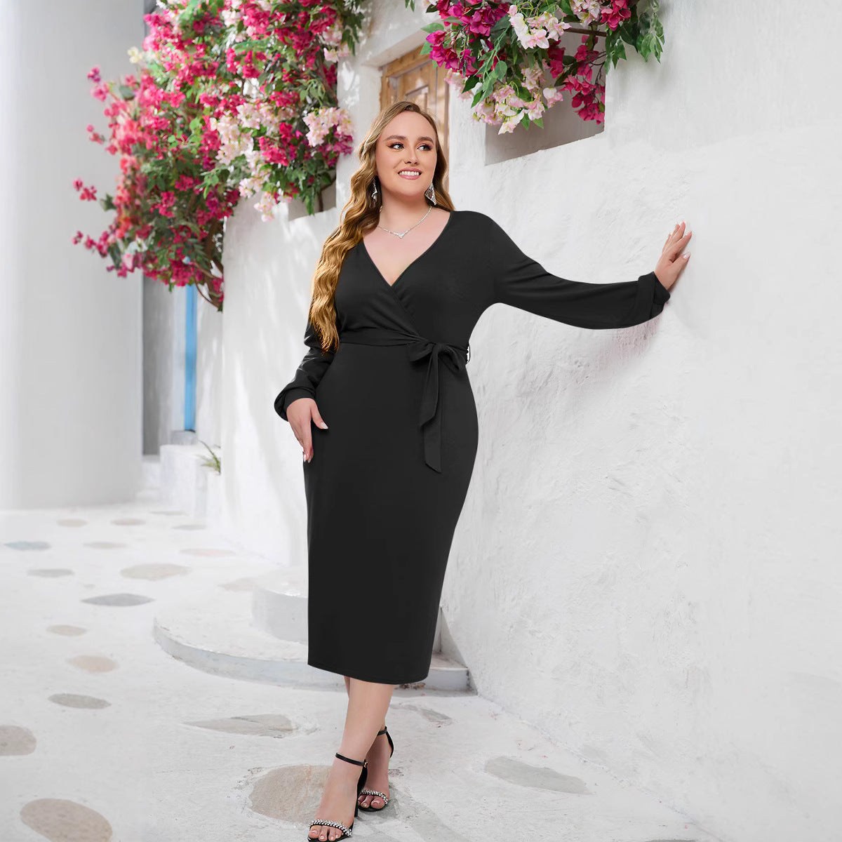 Langes Kleid mit V-Ausschnitt und Bindegürtel – Bild 8 | LuxeStyle