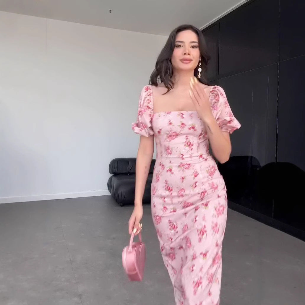 Elegantes Blumenkleid mit Quadrathals