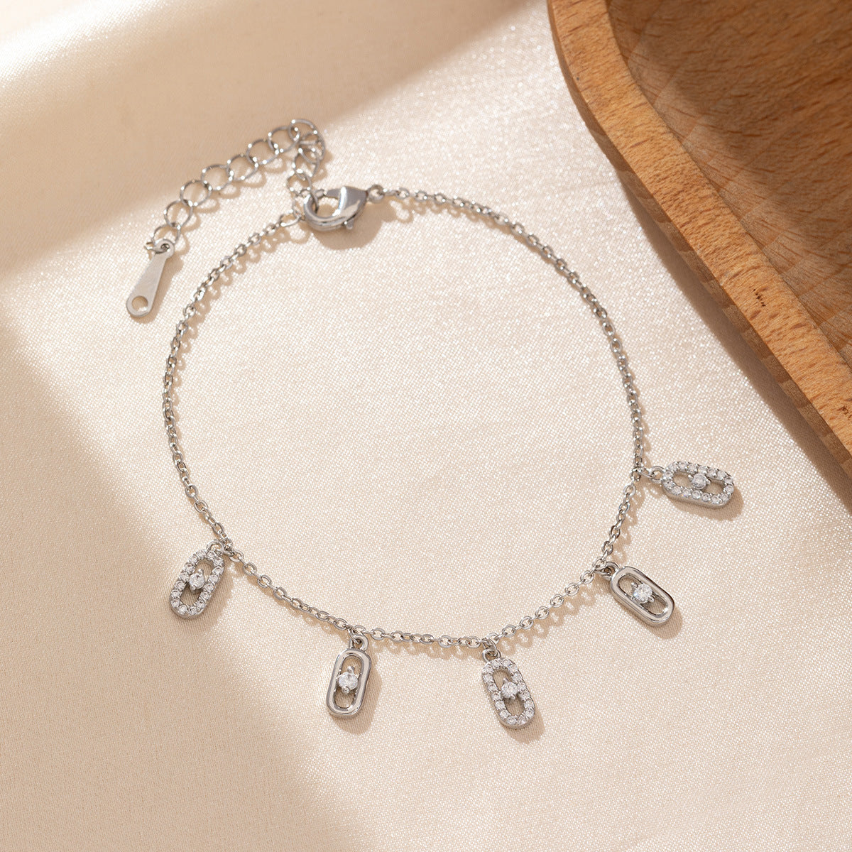 Vergoldetes Armband mit Kugelperlen – Bild 3 | LuxeStyle