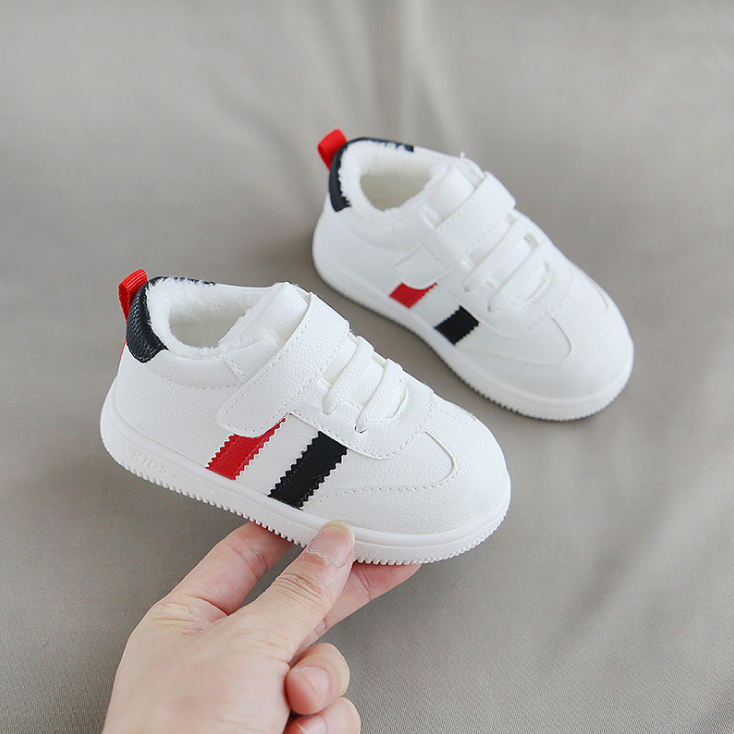Weisse Klettverschluss-Schuhe für Babys – Bild 4 | LuxeStyle