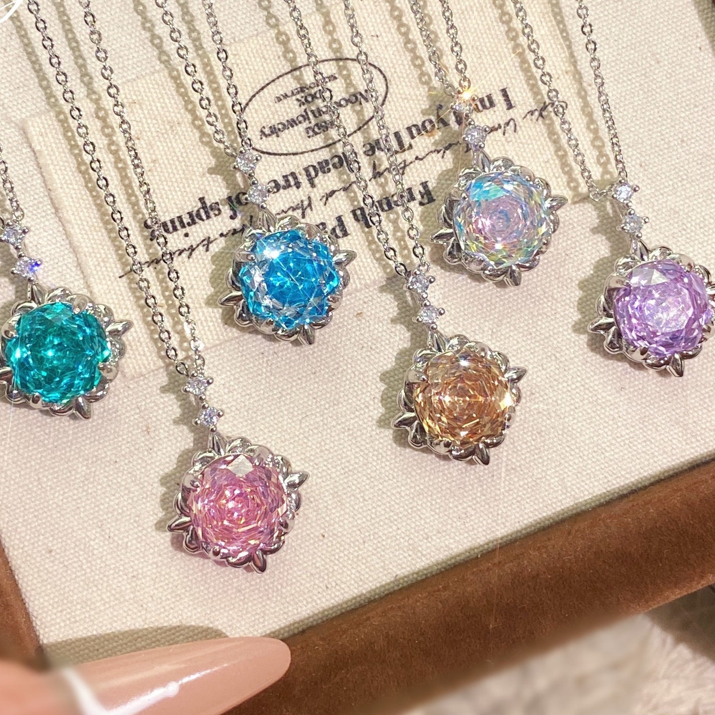 Aquamarin-Anhänger mit Diamant-Inlay und Rosen-Schliff