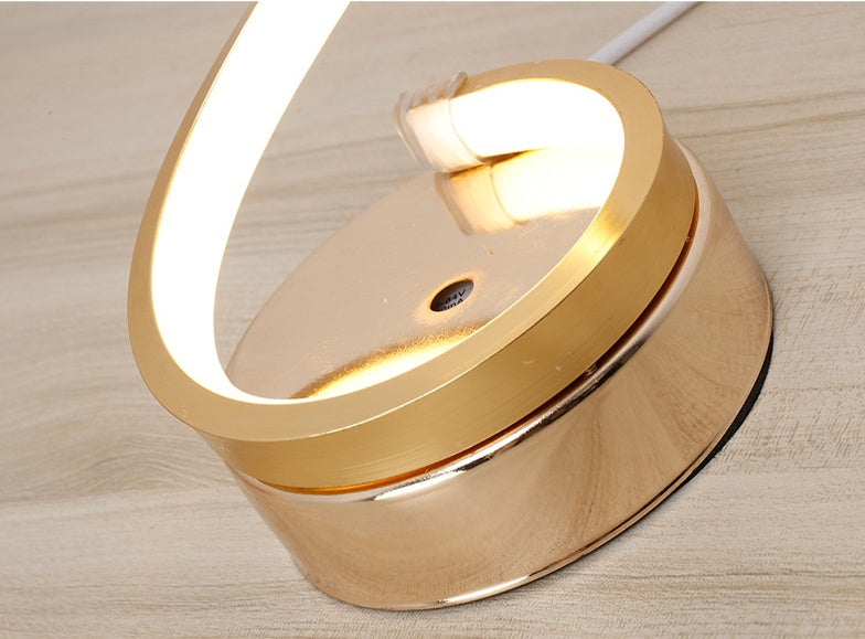 LED Tischleuchte mit gebogenem Design