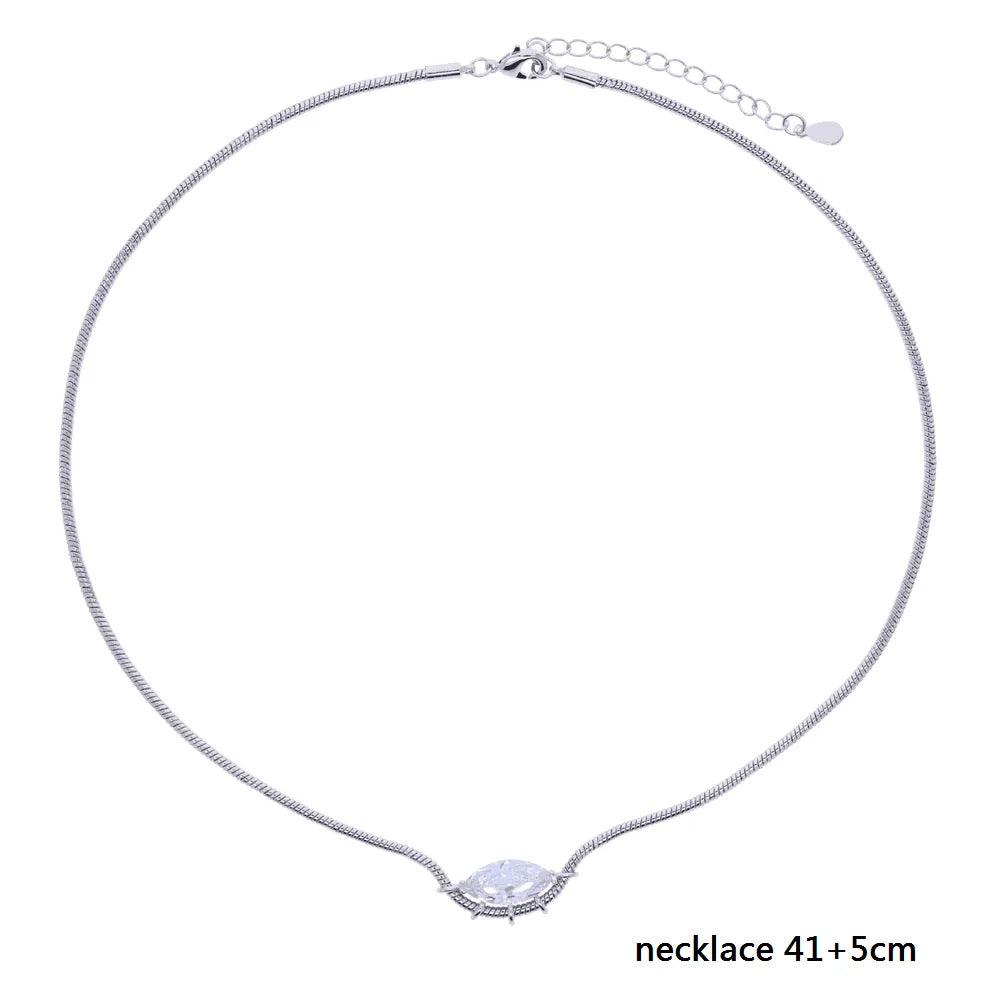 Halskette mit runden Diamanten und Perlen