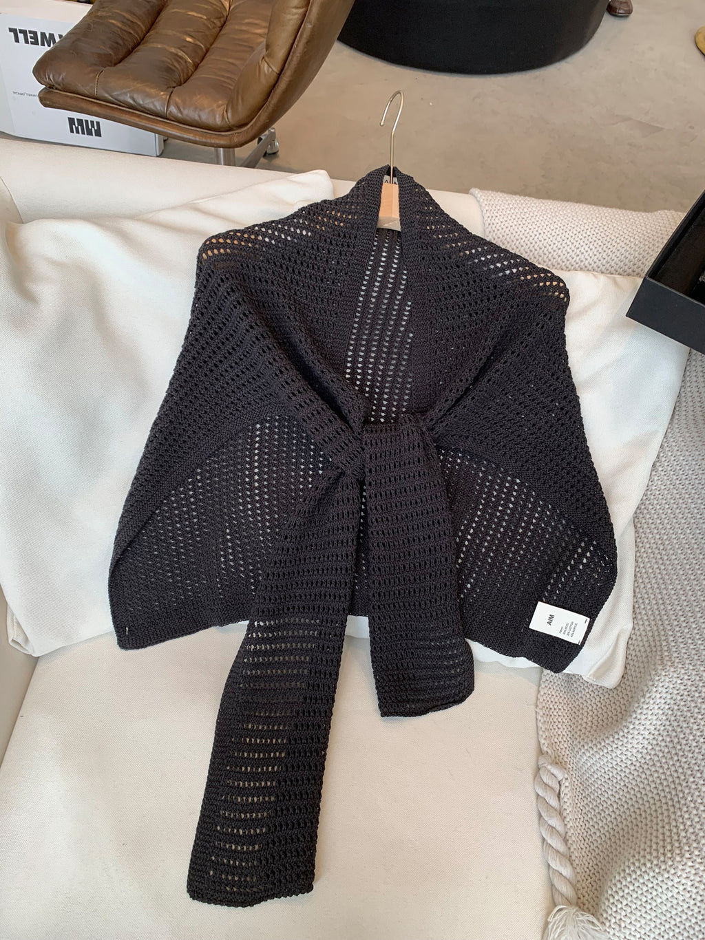 Gestrickter Schal mit Aushöhlung – Bild 8 | LuxeStyle