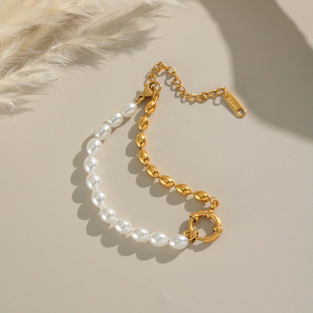 Retro-Armband mit ovalen Goldperlen
