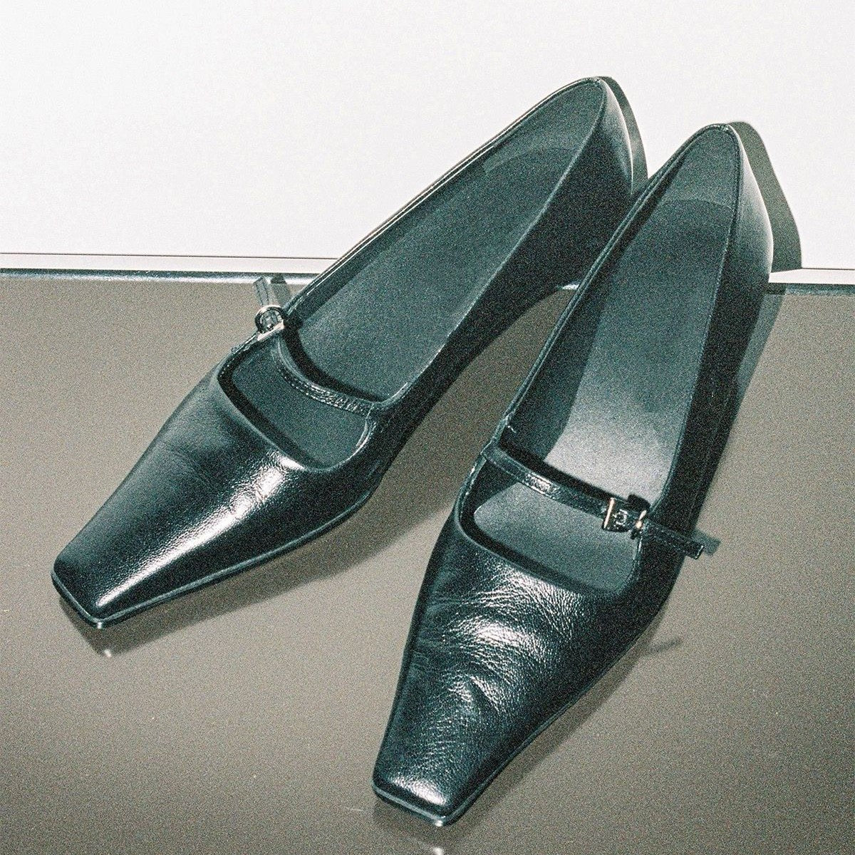 Pumps mit Riemen und eckiger Spitze