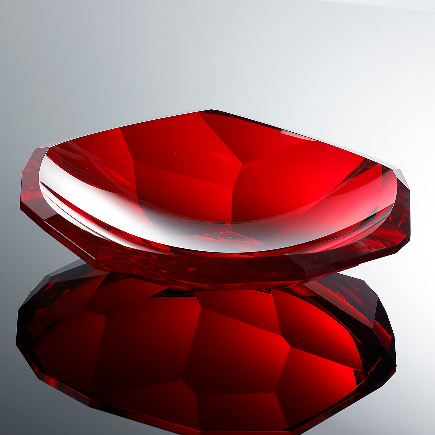 Rote Obstschale