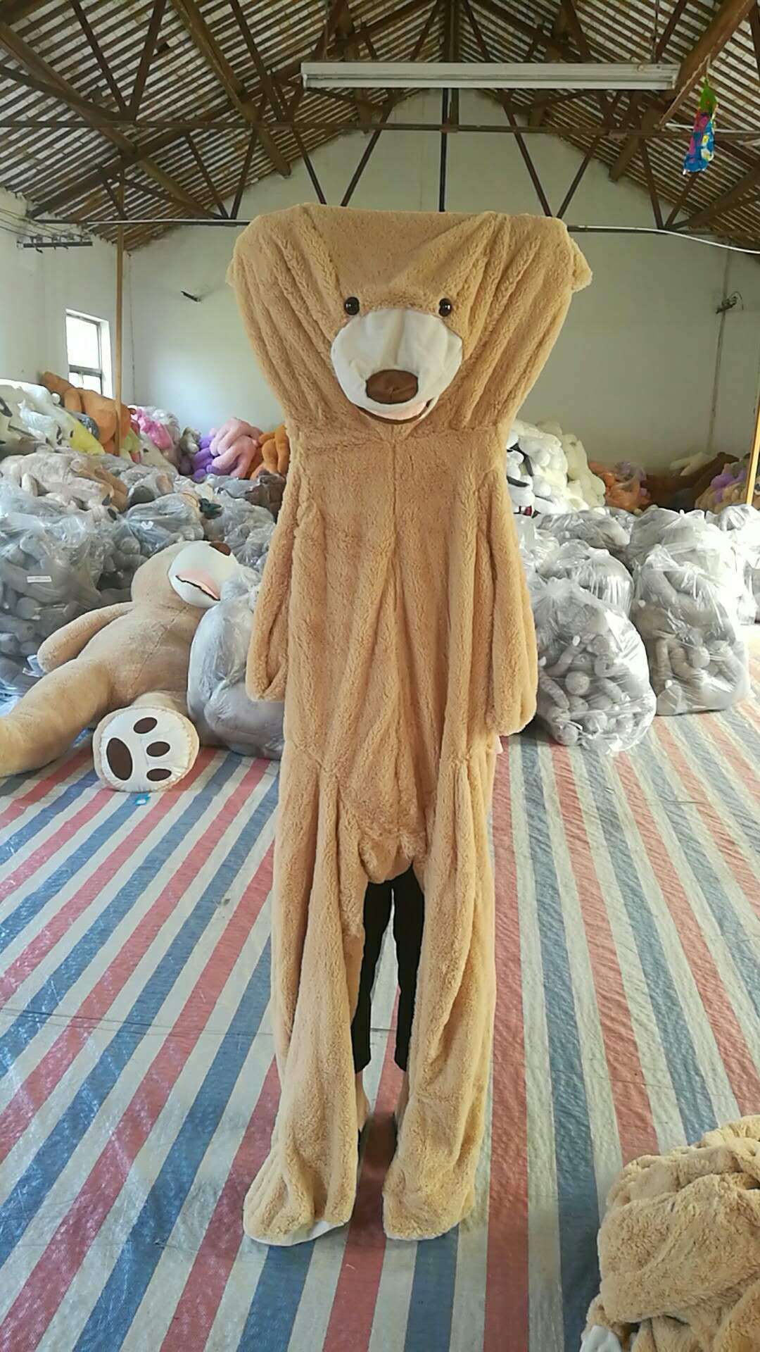 Riesiger Teddybär – Plüschtier mit Leder-Optik