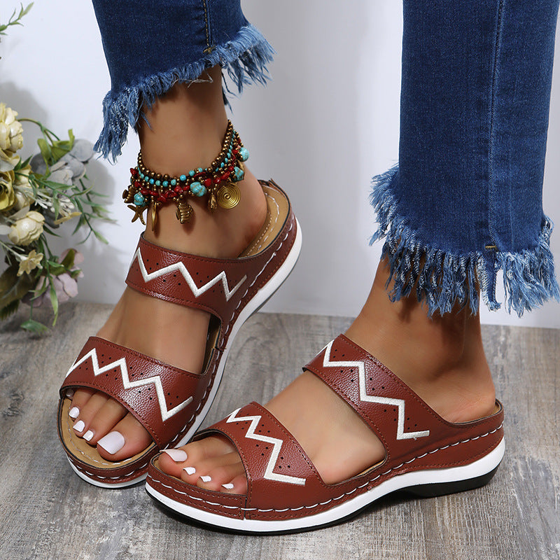 Sandalen mit Stickerei und Keilabsatz – Bild 2 | LuxeStyle