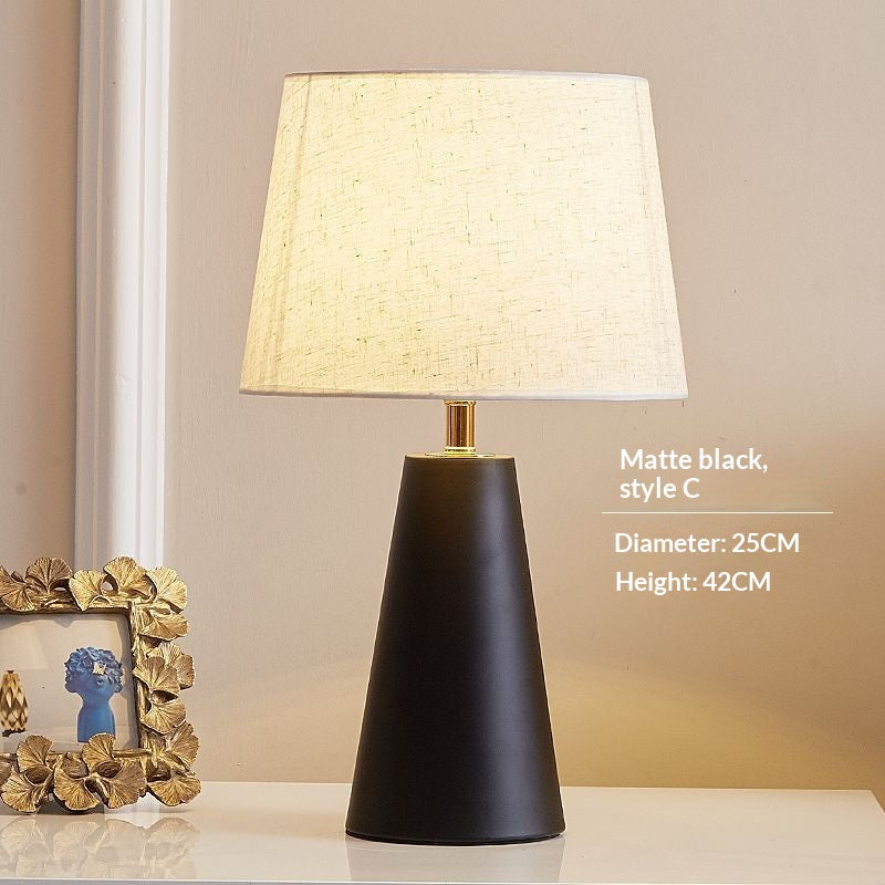 Nordische Tischlampe mit Dimmer