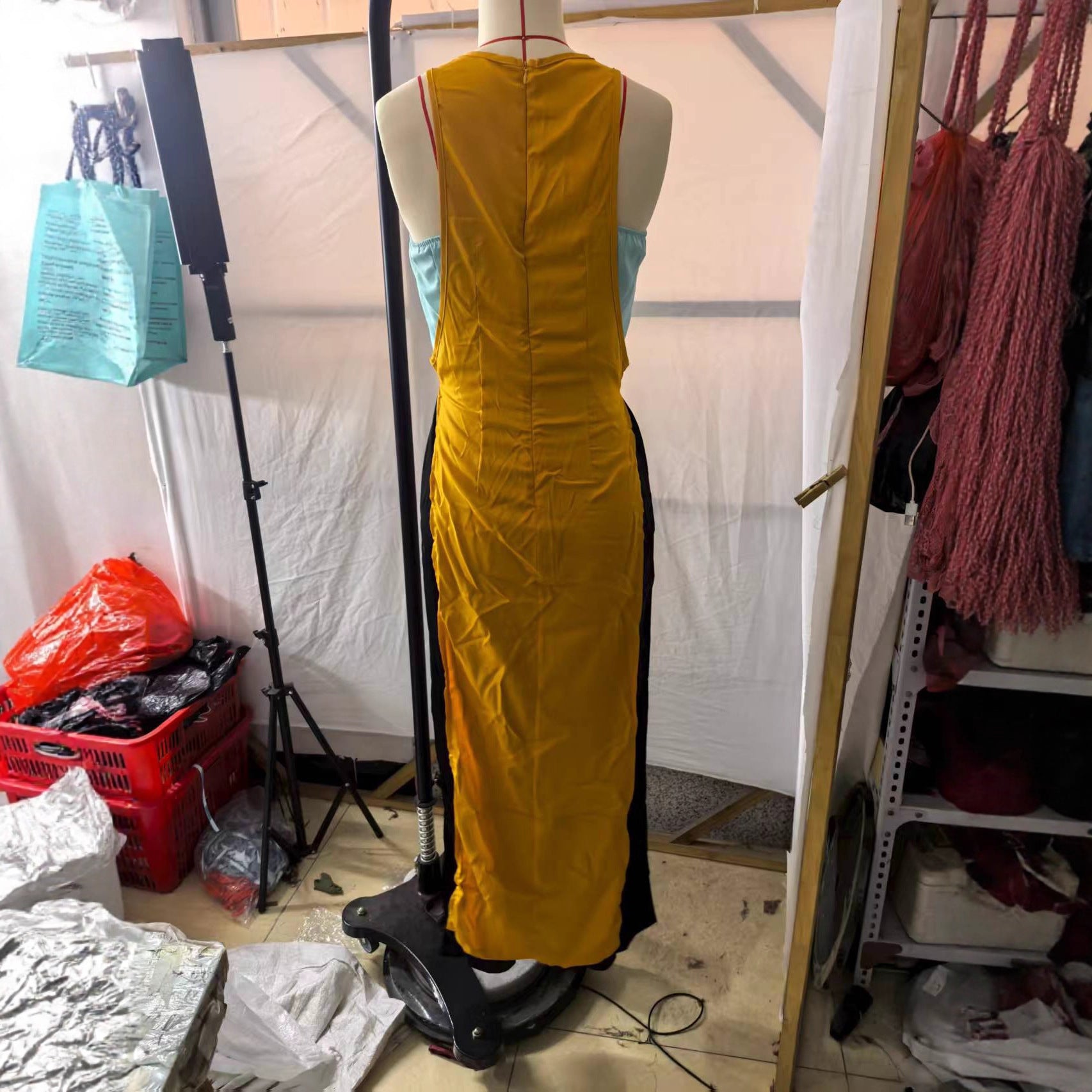 Langes Damenkleid mit Patchwork, ärmellos