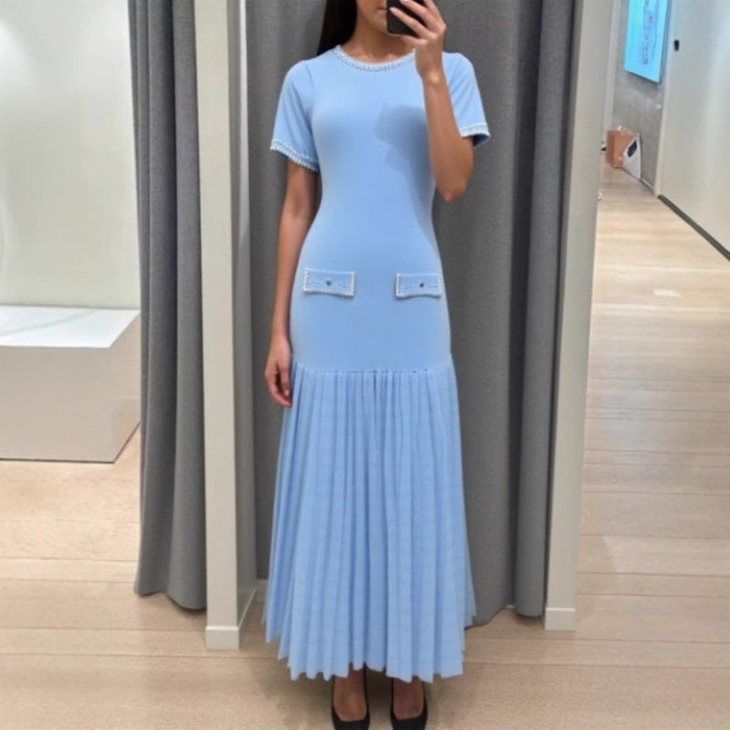 Kurzes Strickkleid mit Perlen und Rundhals – Bild 8 | LuxeStyle