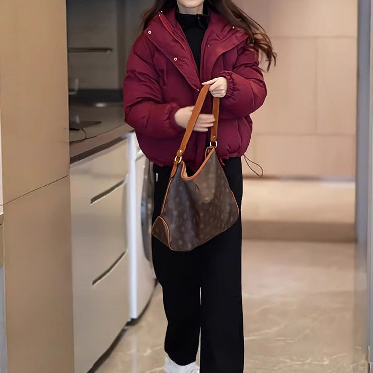 Kurze Winterjacke mit Kapuze