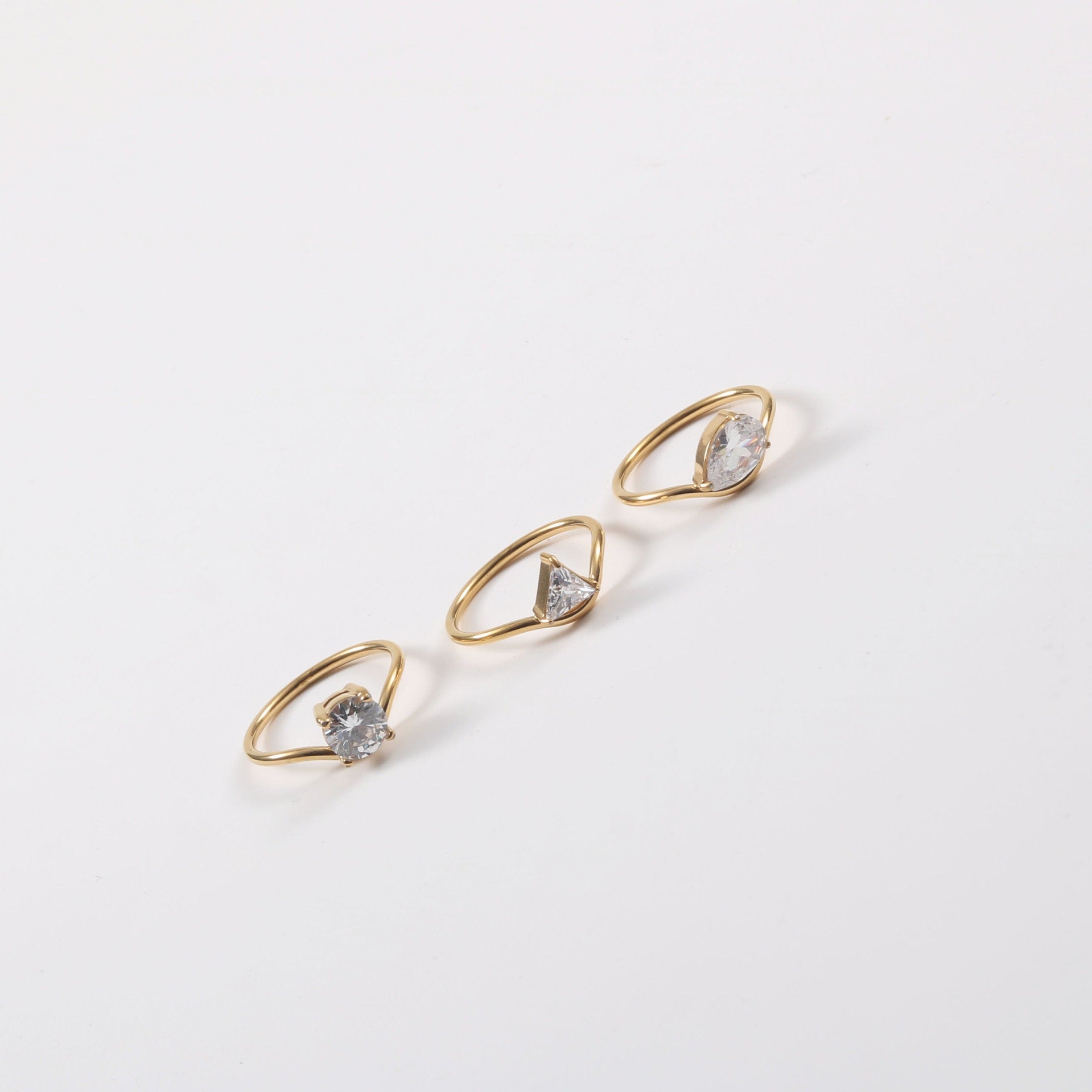 Birnenförmiger Ring mit Diamant-Inlay