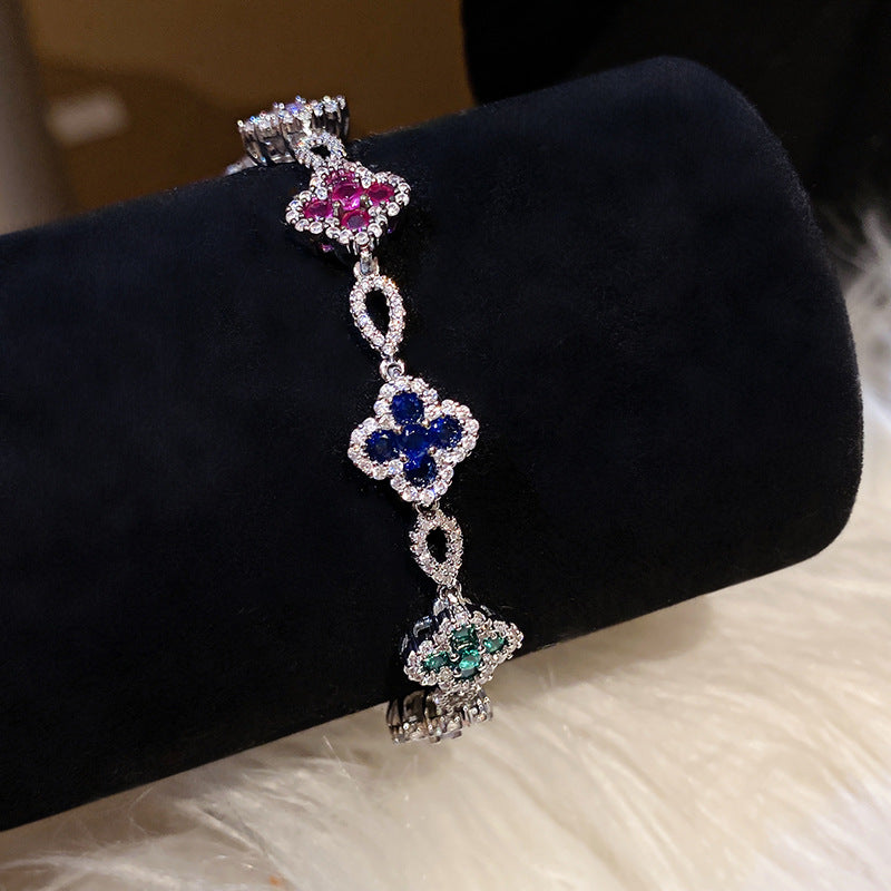 Vintage-Blumenarmreif mit Zirkonia und Blumenverschluss