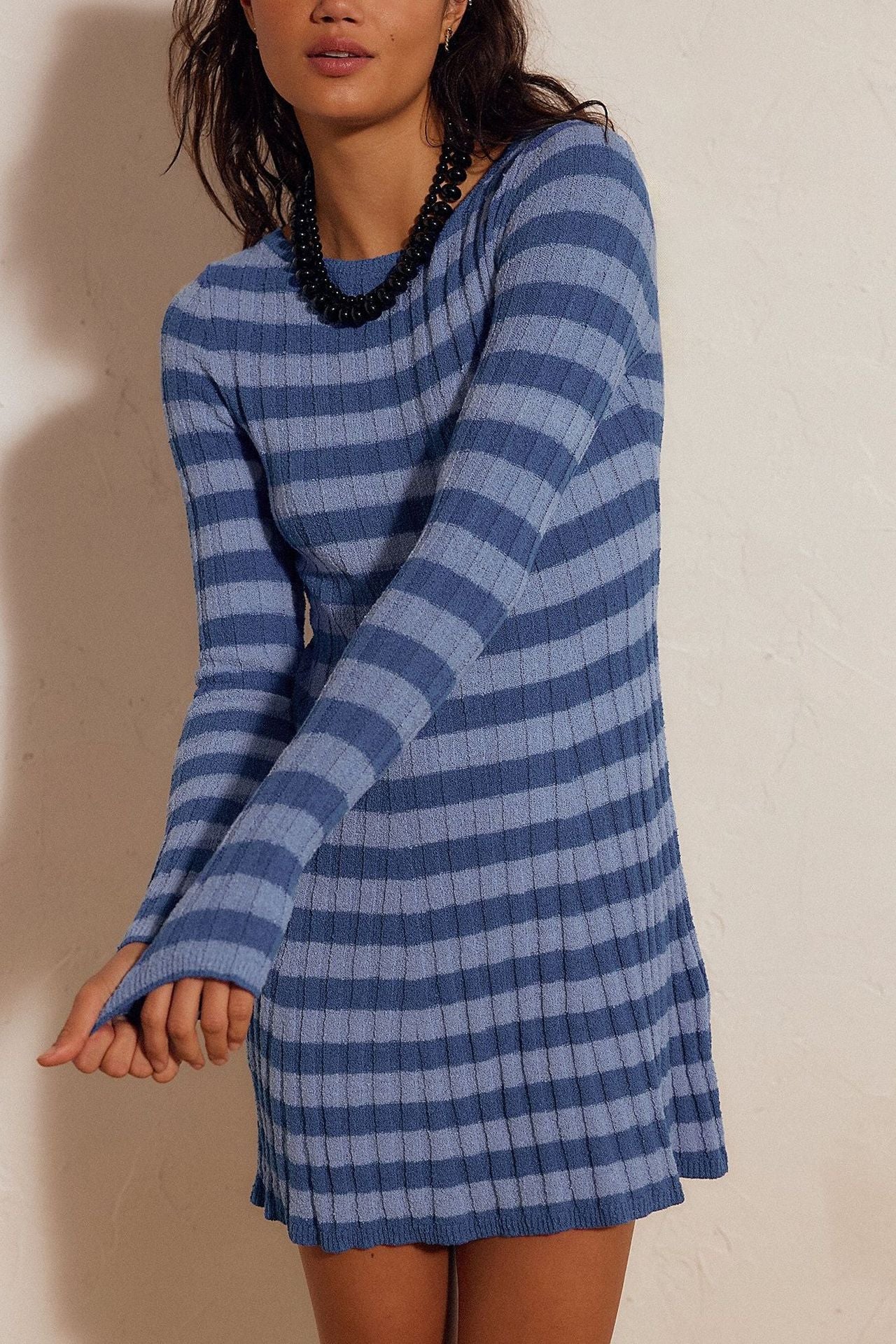 Rundhals-Strickkleid mit Streifenmuster