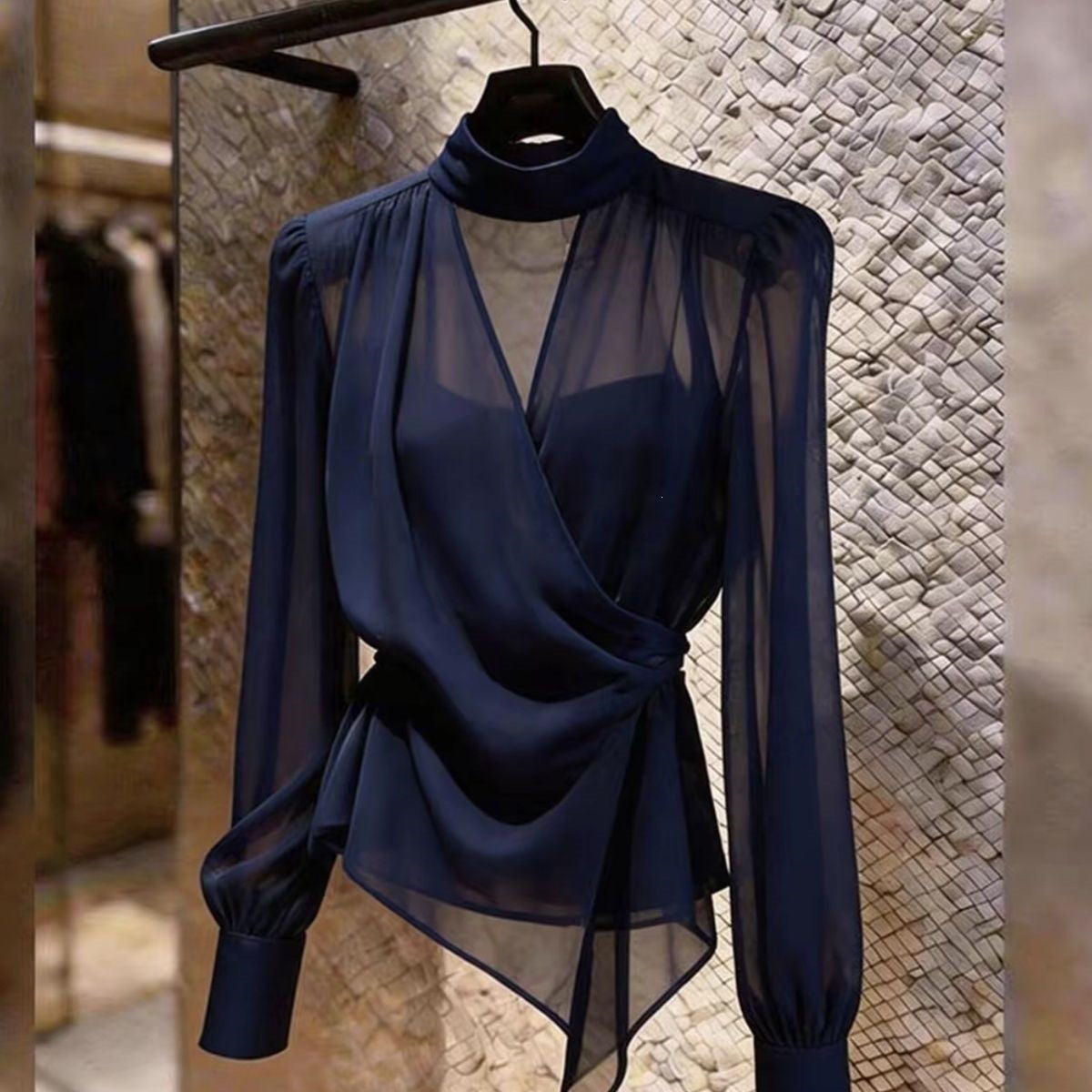 Ärmellose Satin-Bluse mit Taillenbetonung