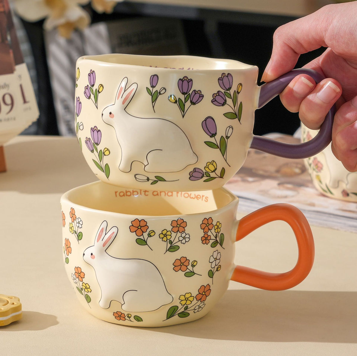 Keramiktasse mit Blumen und Hasenmotiv – Bild 7 | LuxeStyle