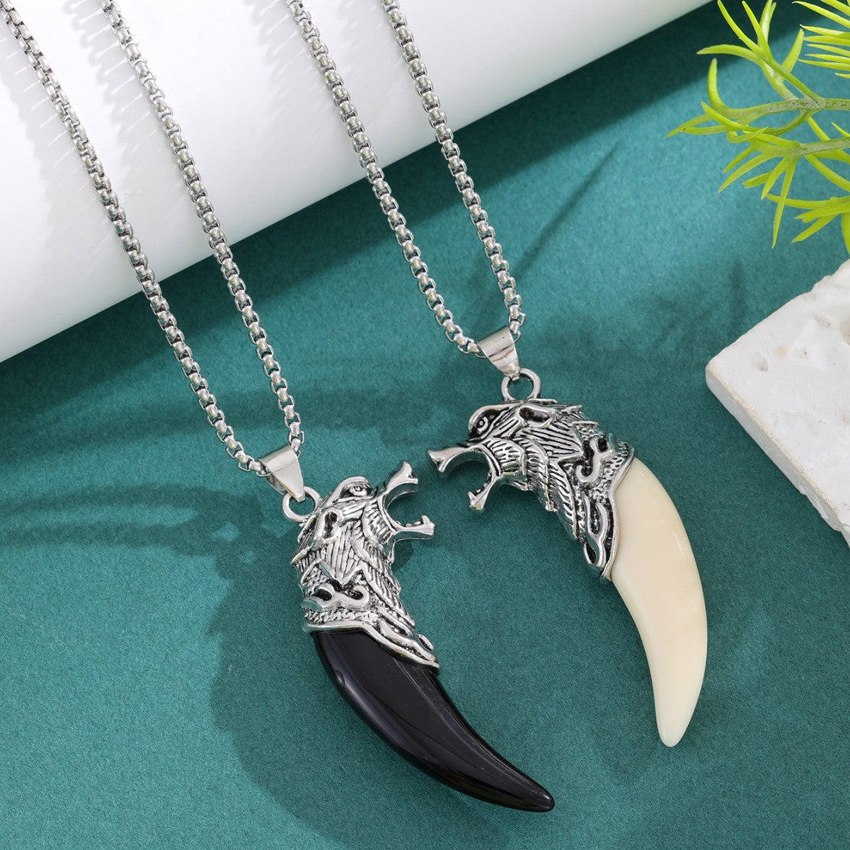 Gothic Wolfszahn Partner-Kette getragen