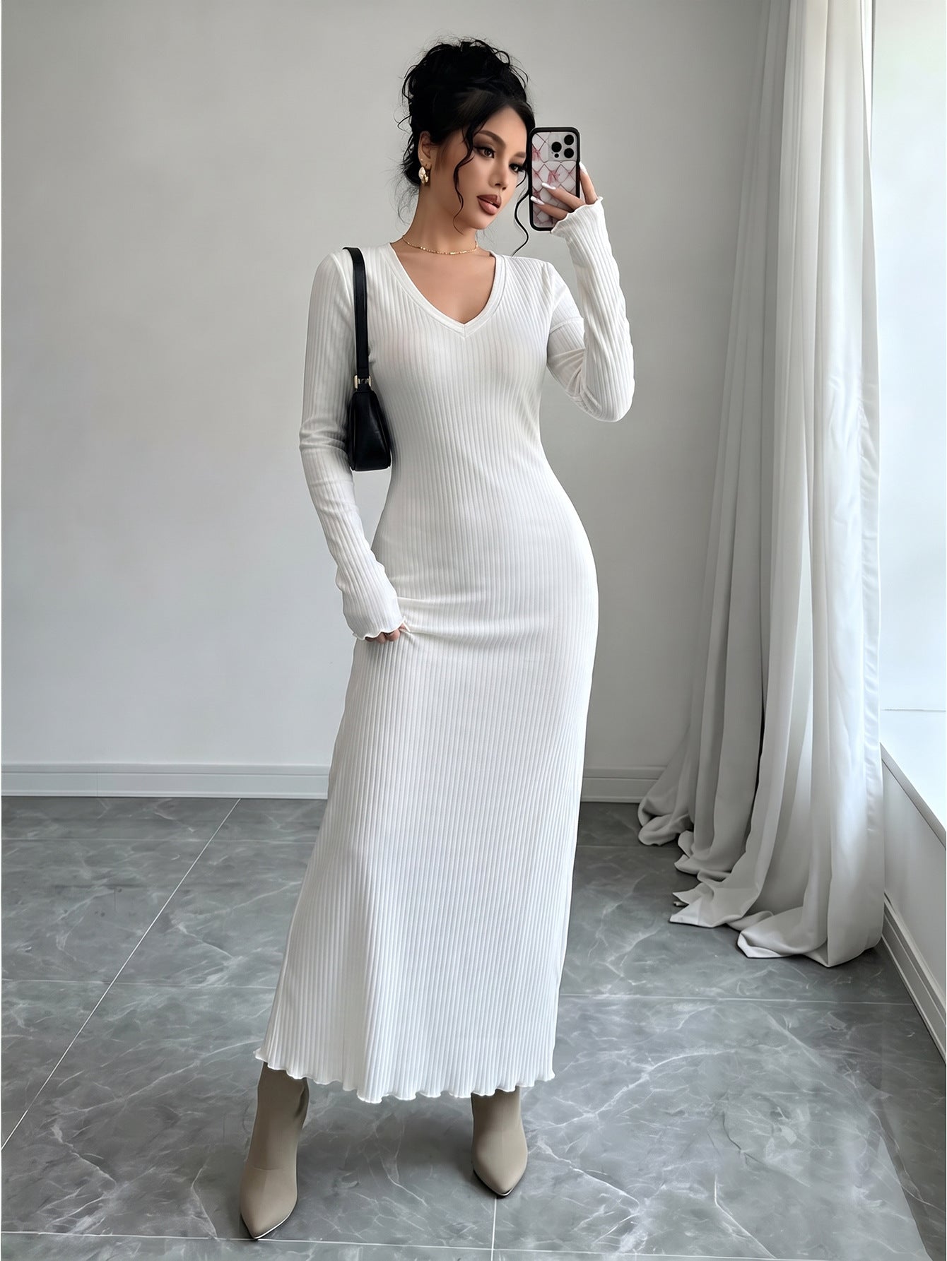 Geripptes Strickkleid mit V-Ausschnitt