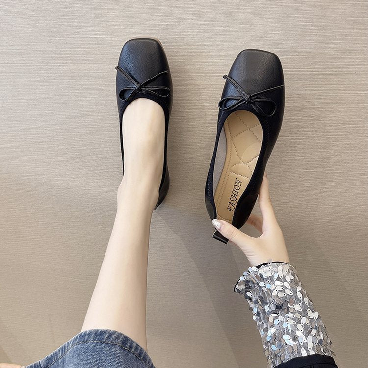Elegante Pumps mit Schleife und flachem Absatz