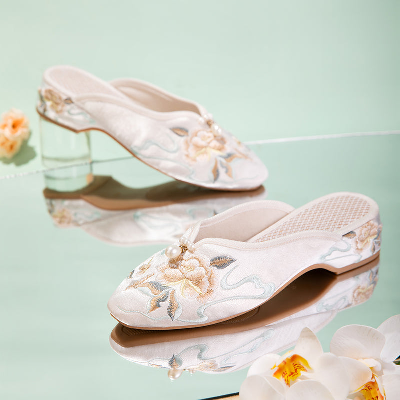 Satin-Slipper mit Pfingstrosen-Stickerei