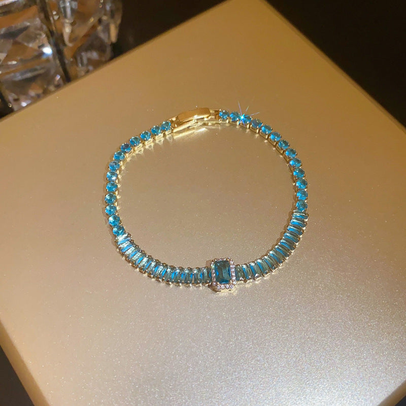 Armreif mit gefrosteten blauen Zirkonia – Ansicht 3