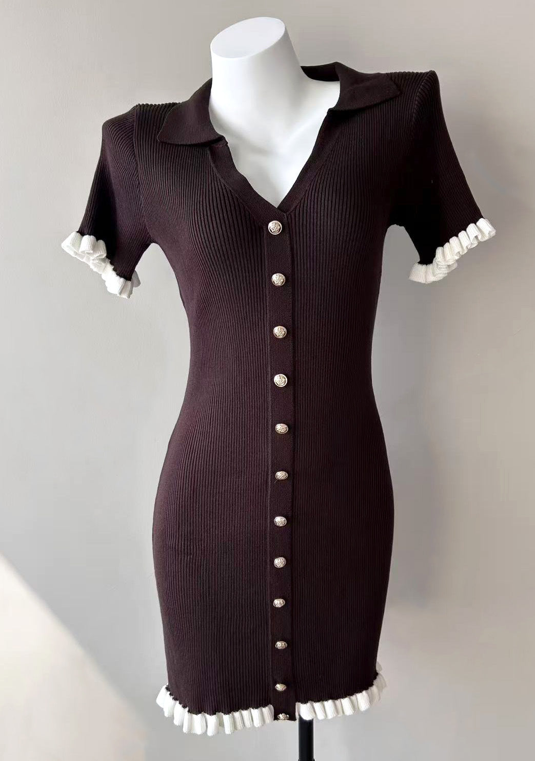 Kurzes, hochtailliertes Kleid im French-Stil – Bild 9 | LuxeStyle
