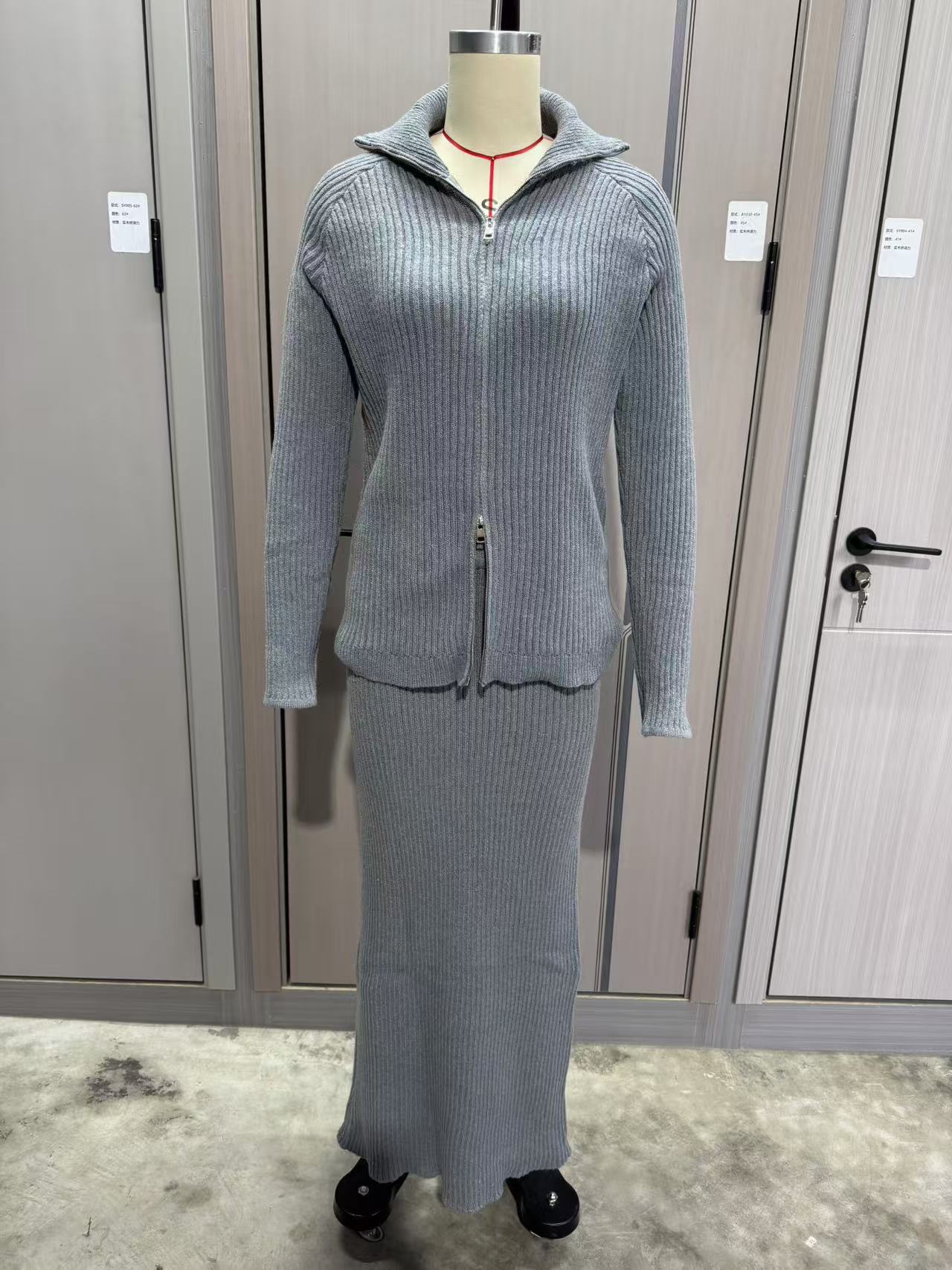 Freizeit-Set mit Pullover und Midirock