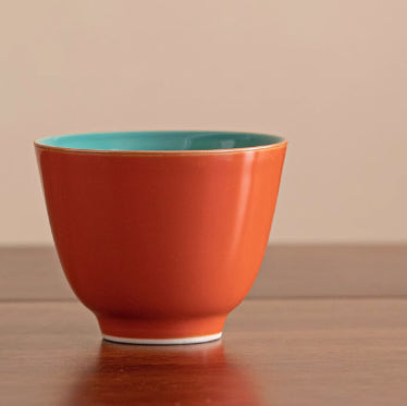 Rote Keramik-Teetasse mit Farbglasur
