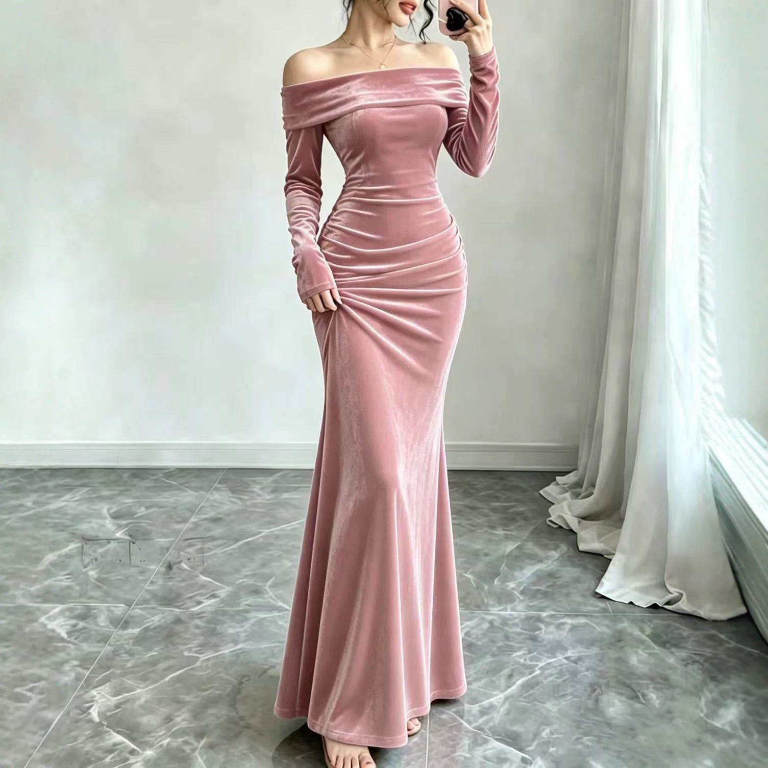 Elegantes Samtkleid mit Off-Shoulder-Design
