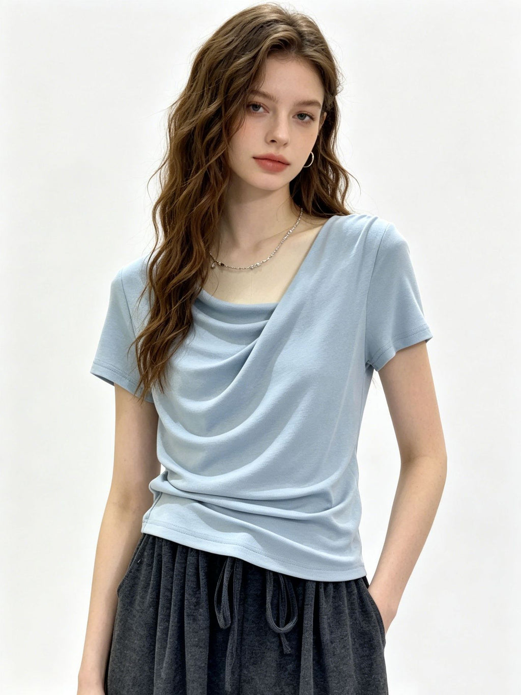 Asymmetrisches Kurzarm-Shirt mit U-Boot-Ausschnitt