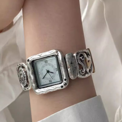 Retro-Armbanduhr mit Lederband