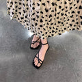 Flache Sandalen mit Riemchen und eckiger Zehenpartie