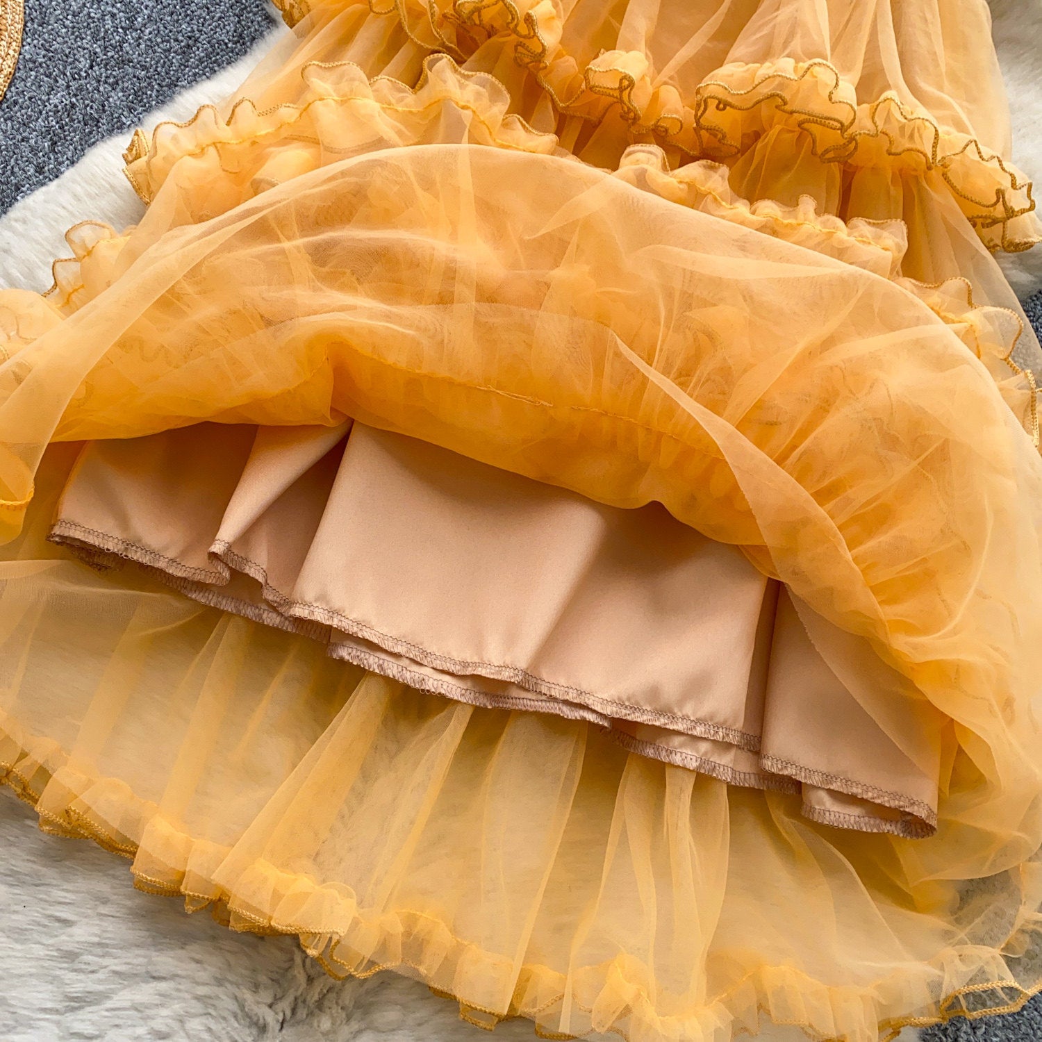 Gerafftes Stufenkleid mit Volants