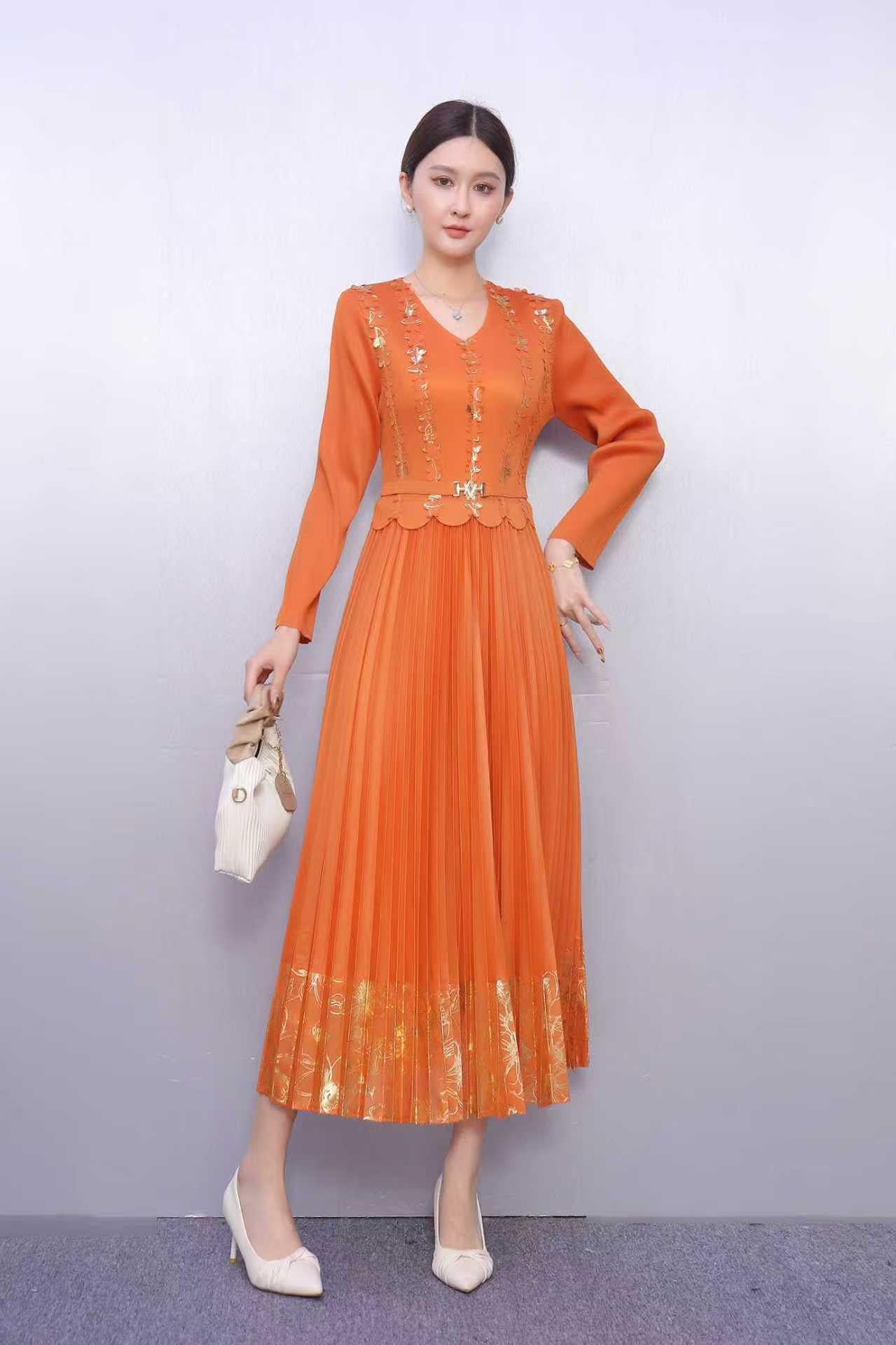 Elegantes, locker geschnittenes Kleid