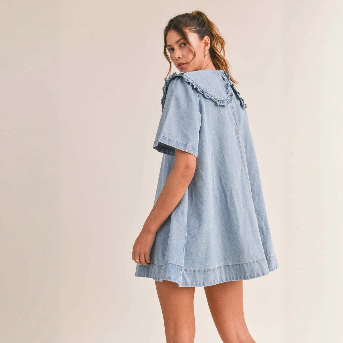 Jeanskleid mit Reverskragen und Rüschensaum | LuxeStyle