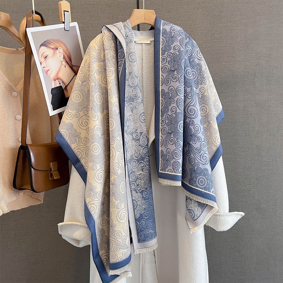 Patchwork Halstuch mit Vintage-Print – Bild 4 | LuxeStyle
