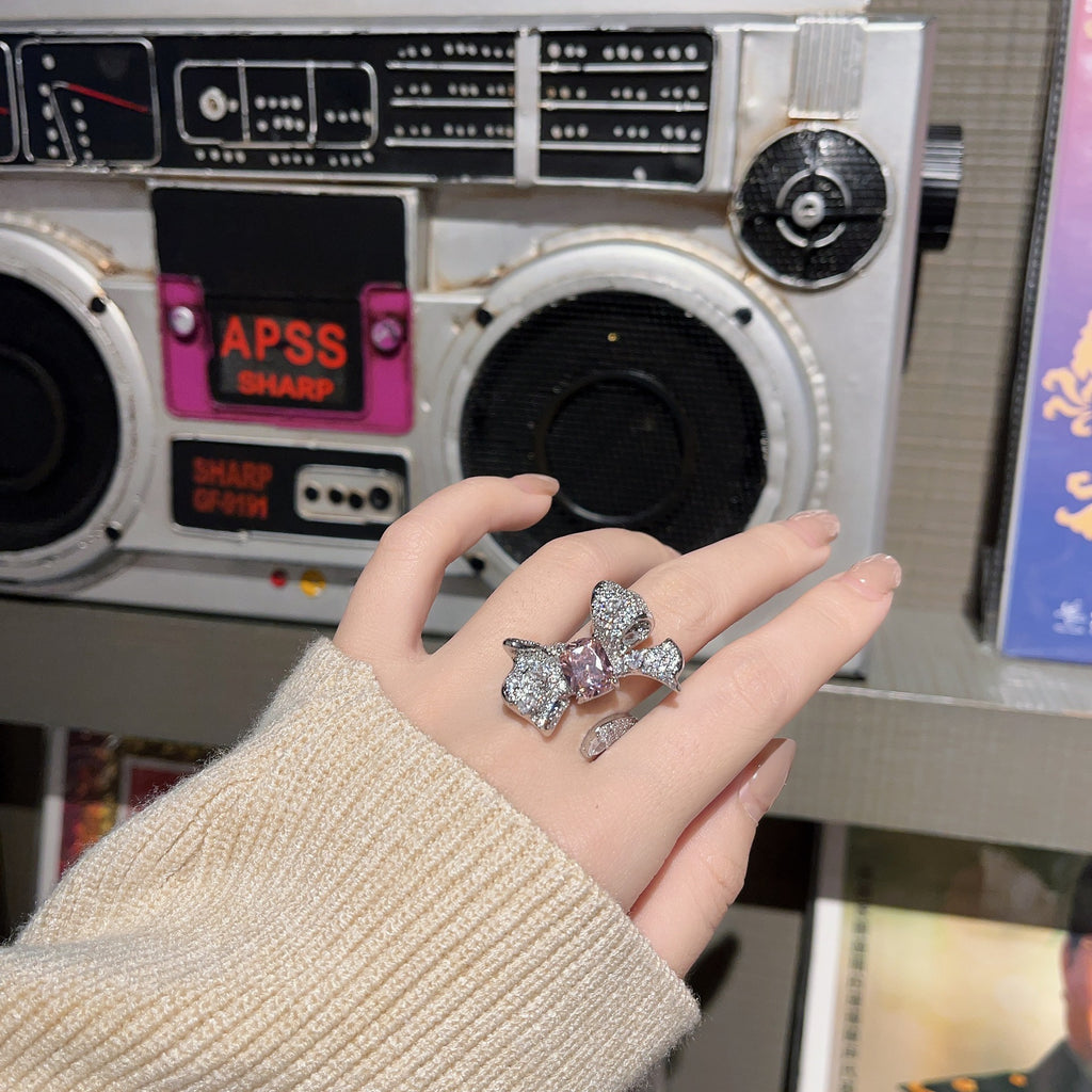 Verstellbarer Ring mit rosa Strassstein und Blüten-Design – Bild 5 | LuxeStyle