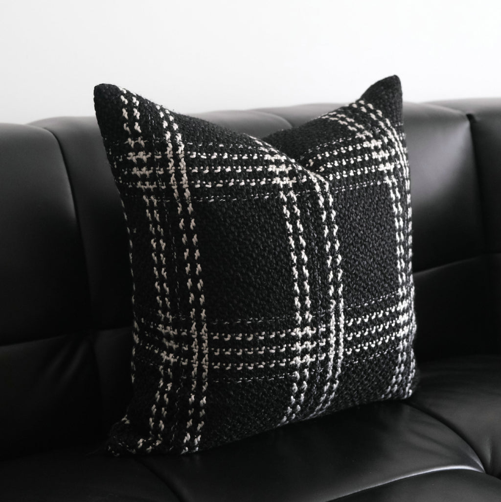 Grob gestrickter Kissenbezug mit Schachbrettmuster