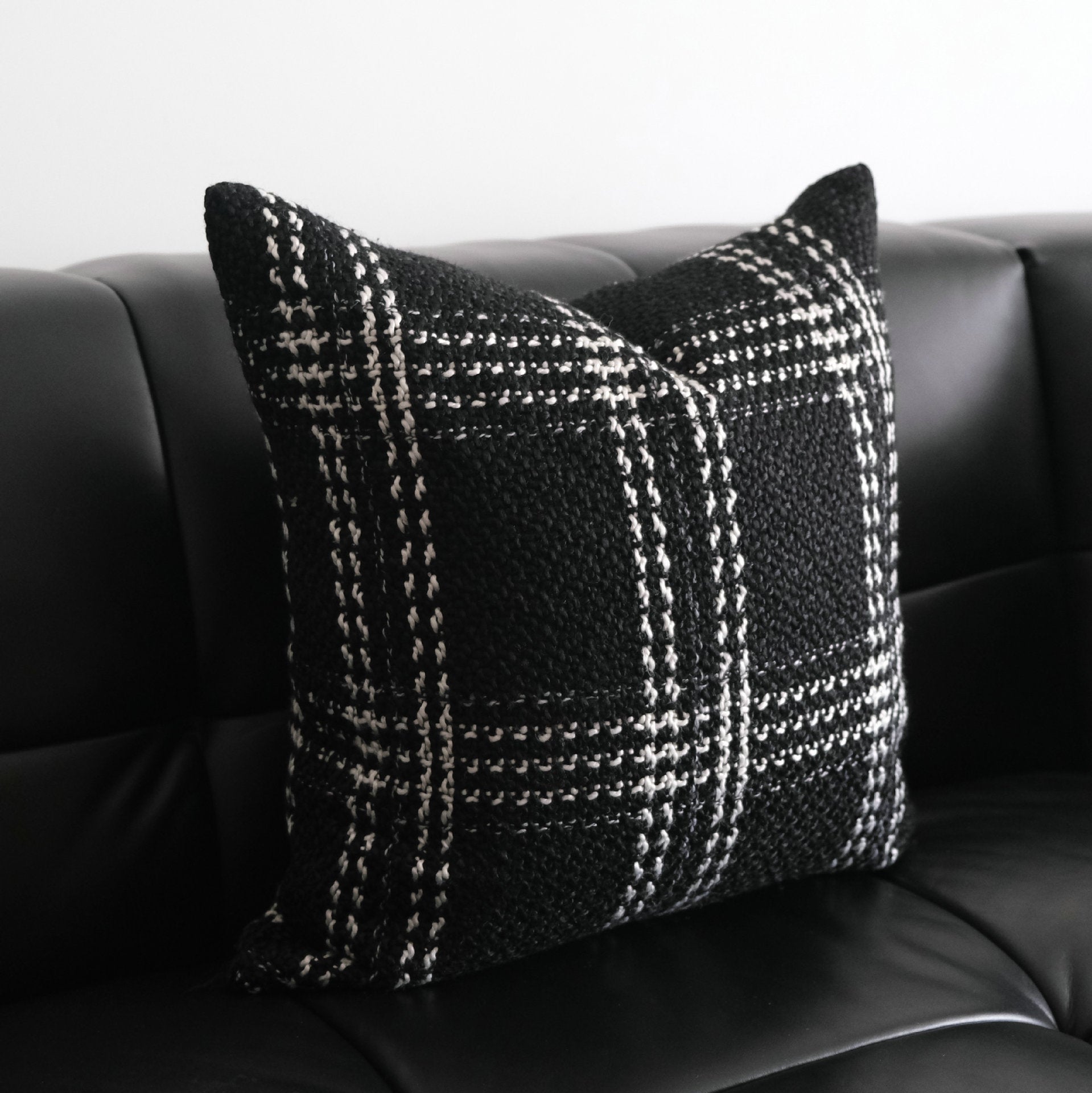 Grob gestrickter Kissenbezug mit Schachbrettmuster